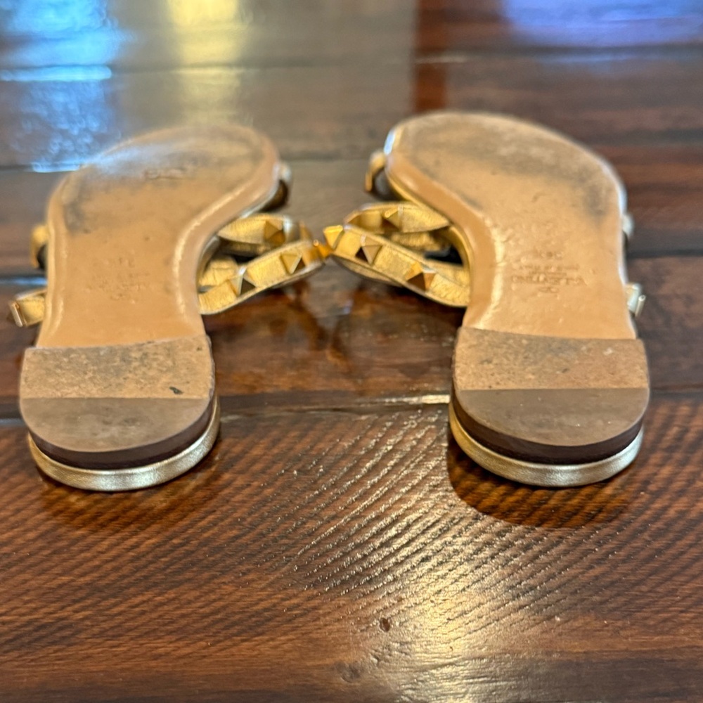 Valentino Garavani Rockstud Flat Metallic Nappa Slide Sandals - Picture 6 of 8